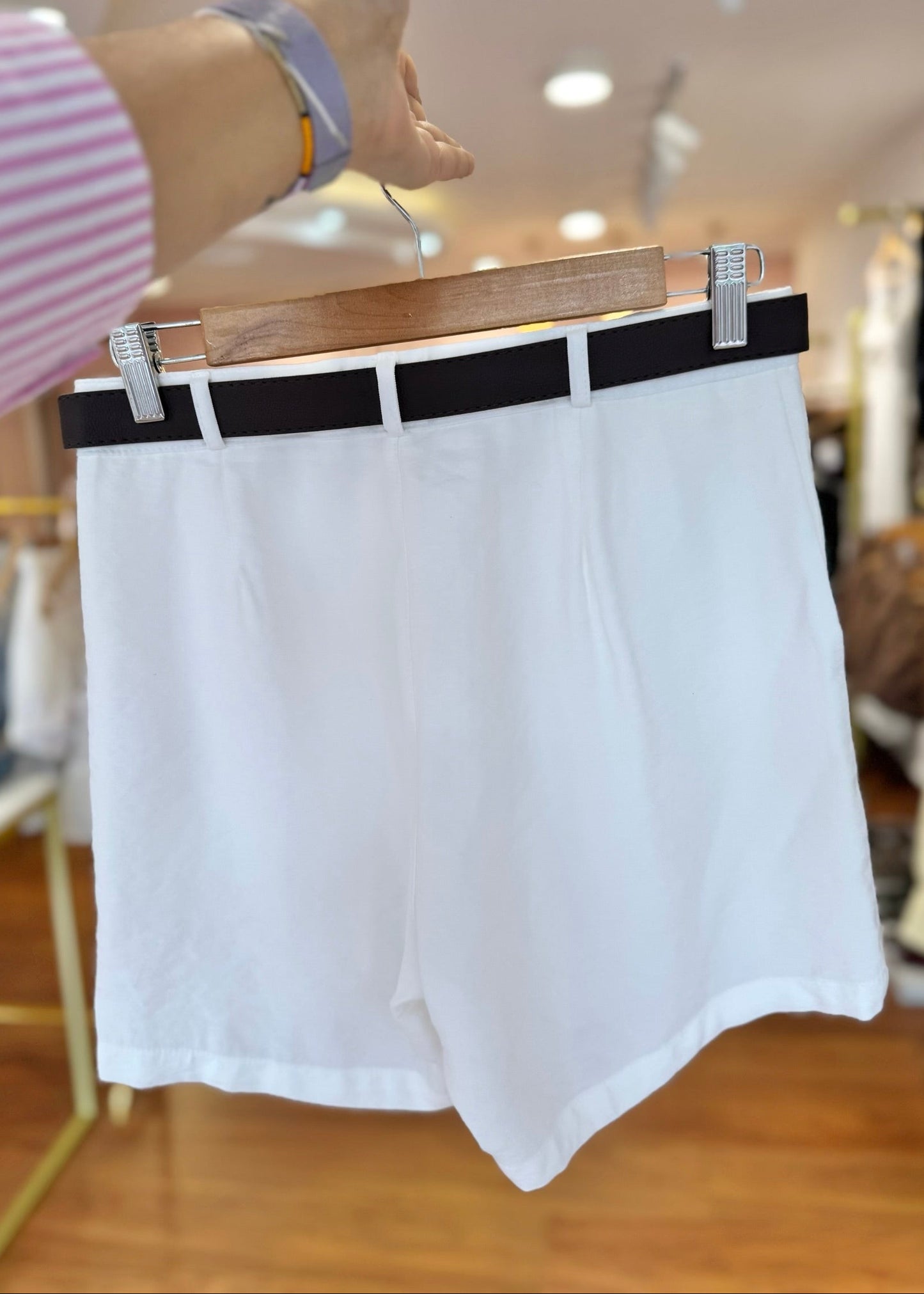 Short con correa marrón