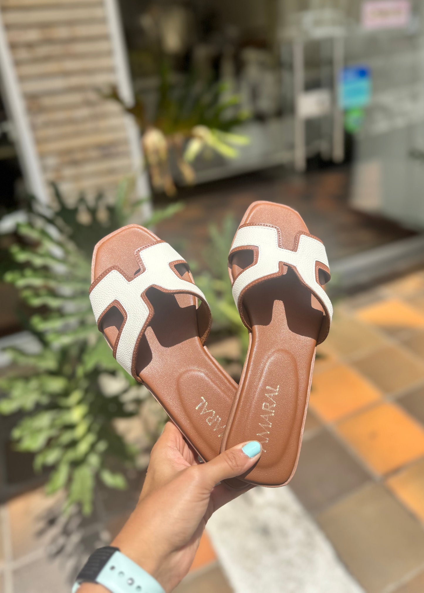 Sandalias Ámbar miel con blanco