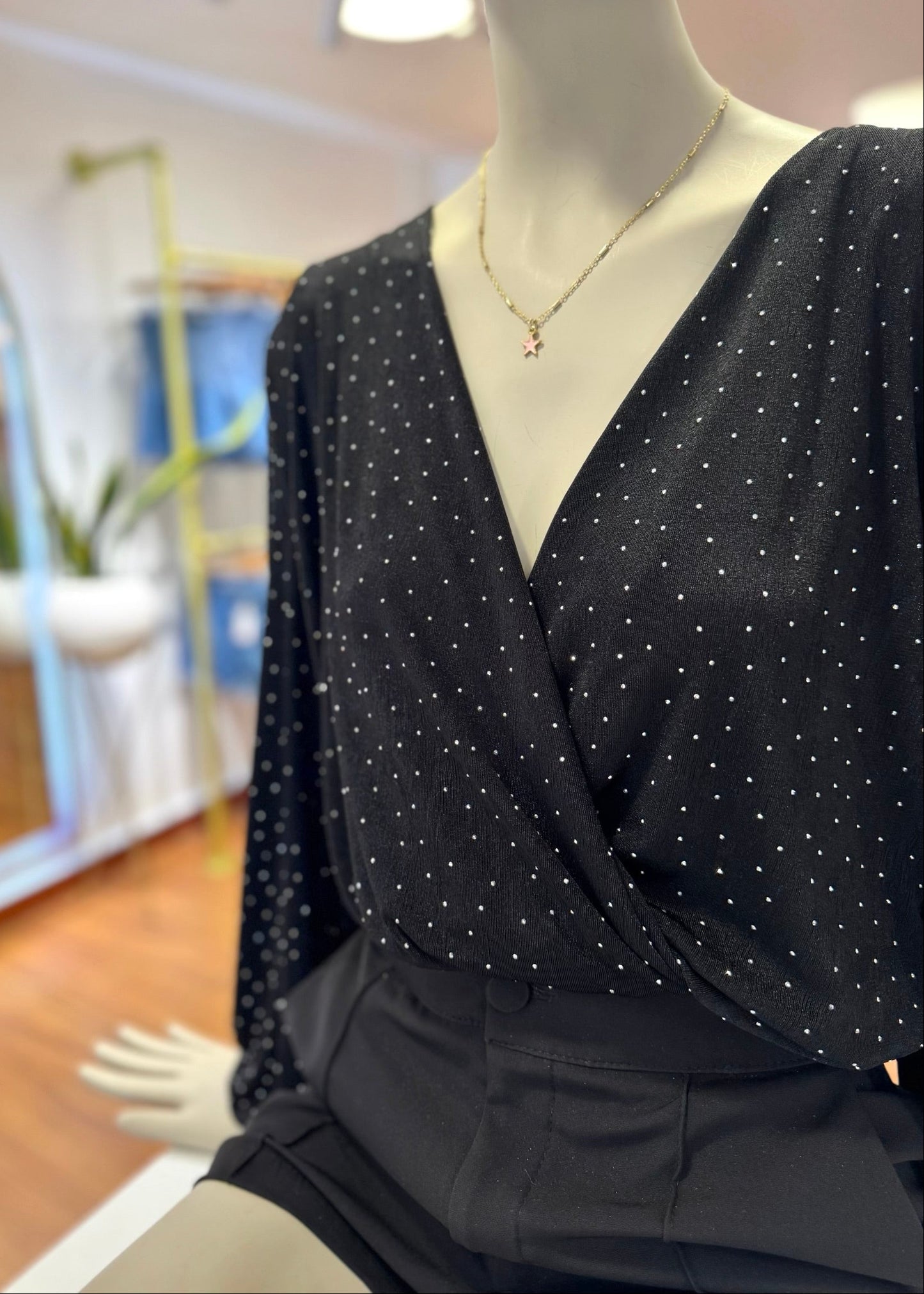 Blusa Tiffany con pedreria negra