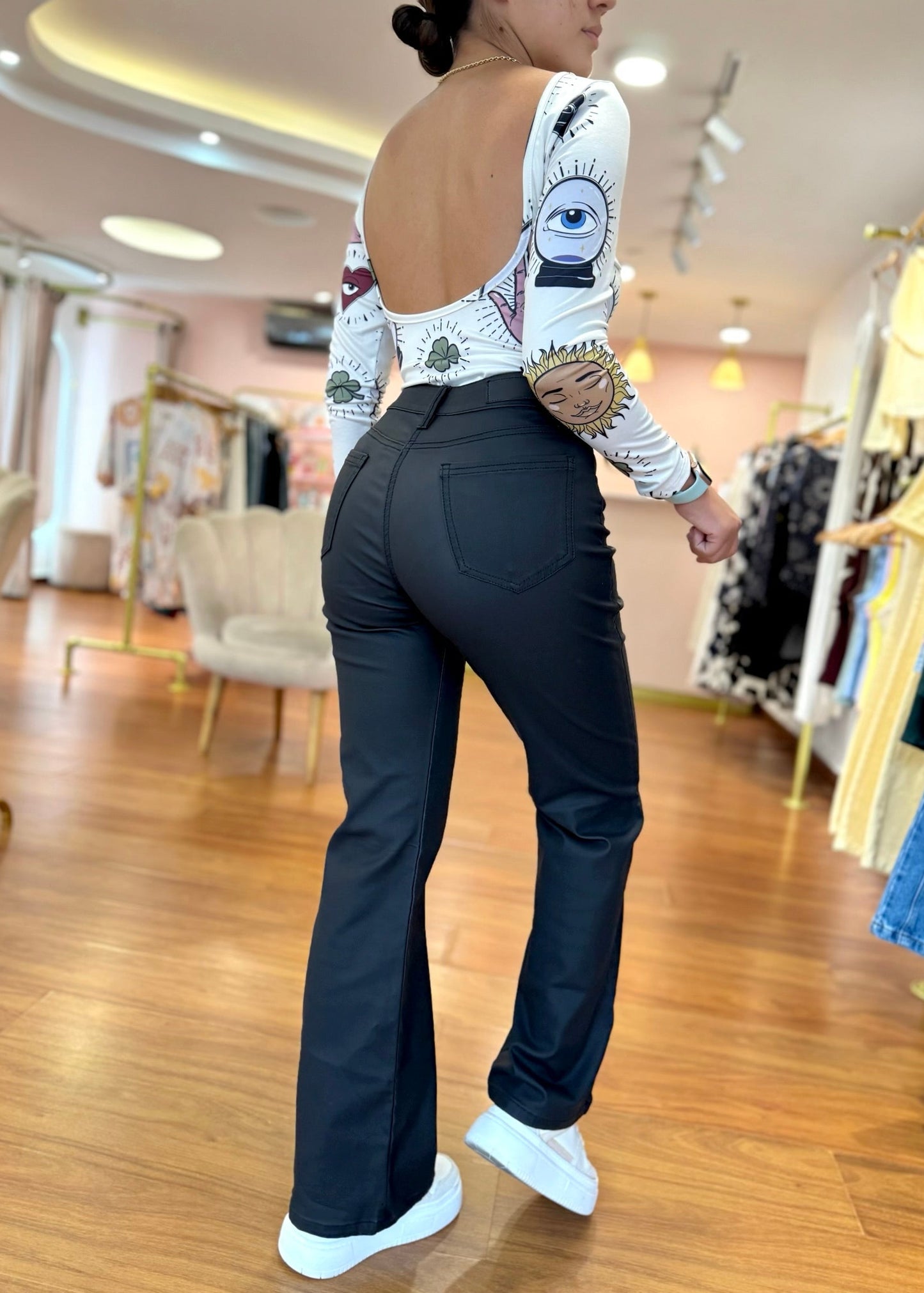 Jean efecto cuero negro