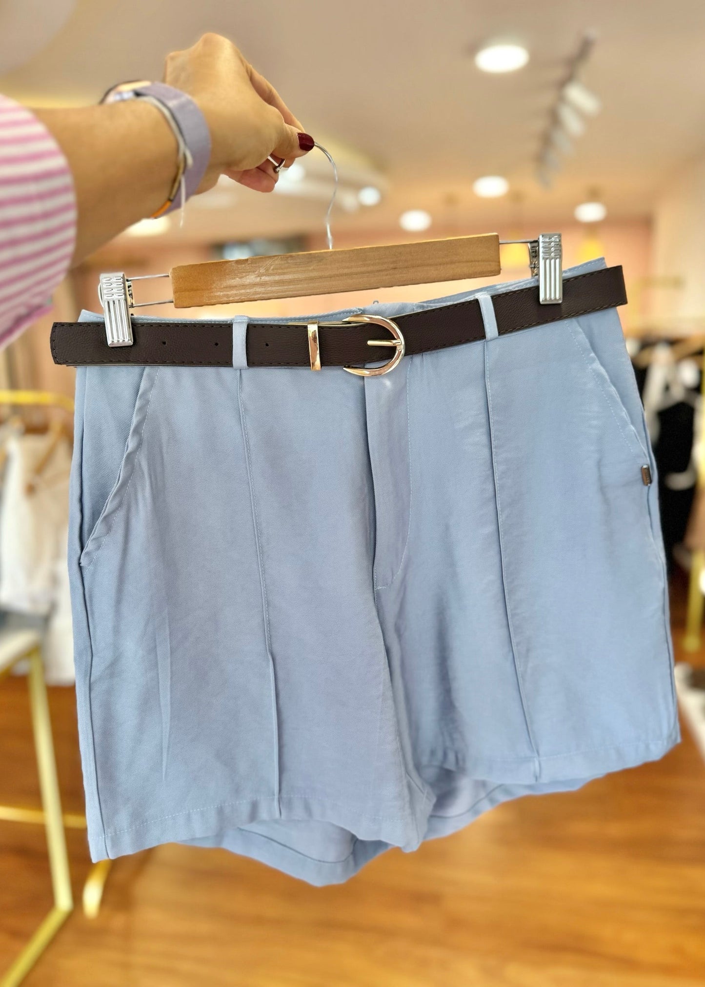 Short con correa marrón