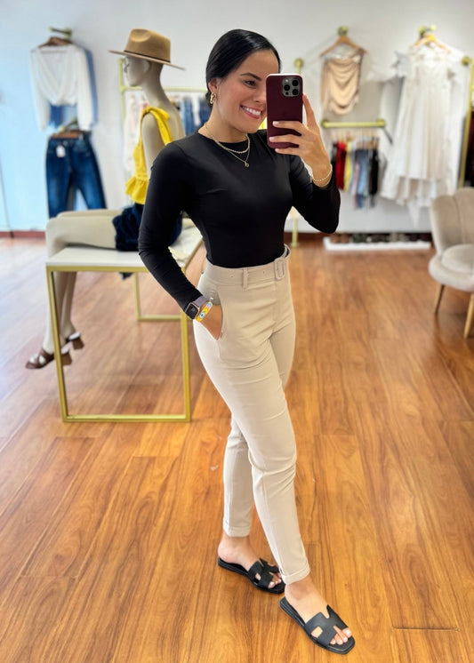 Pantalón con cinturón beige