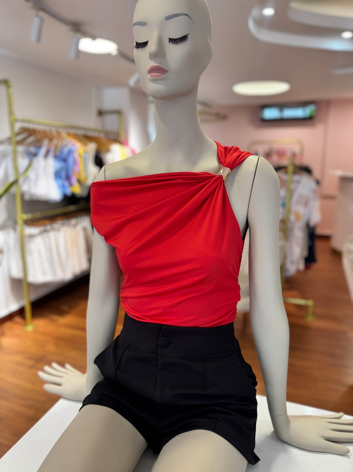 Blusa con broche dorado