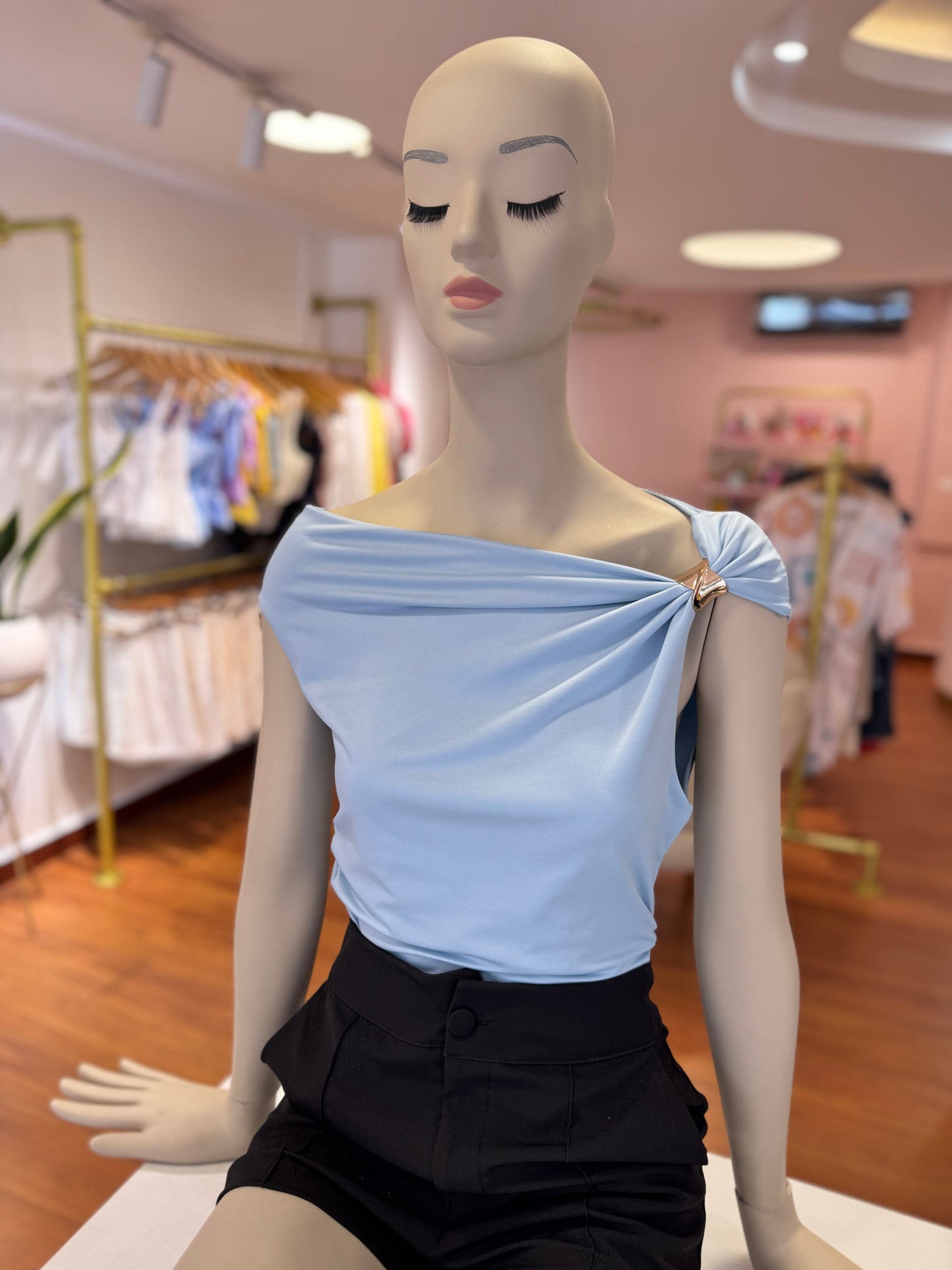 Blusa con broche dorado