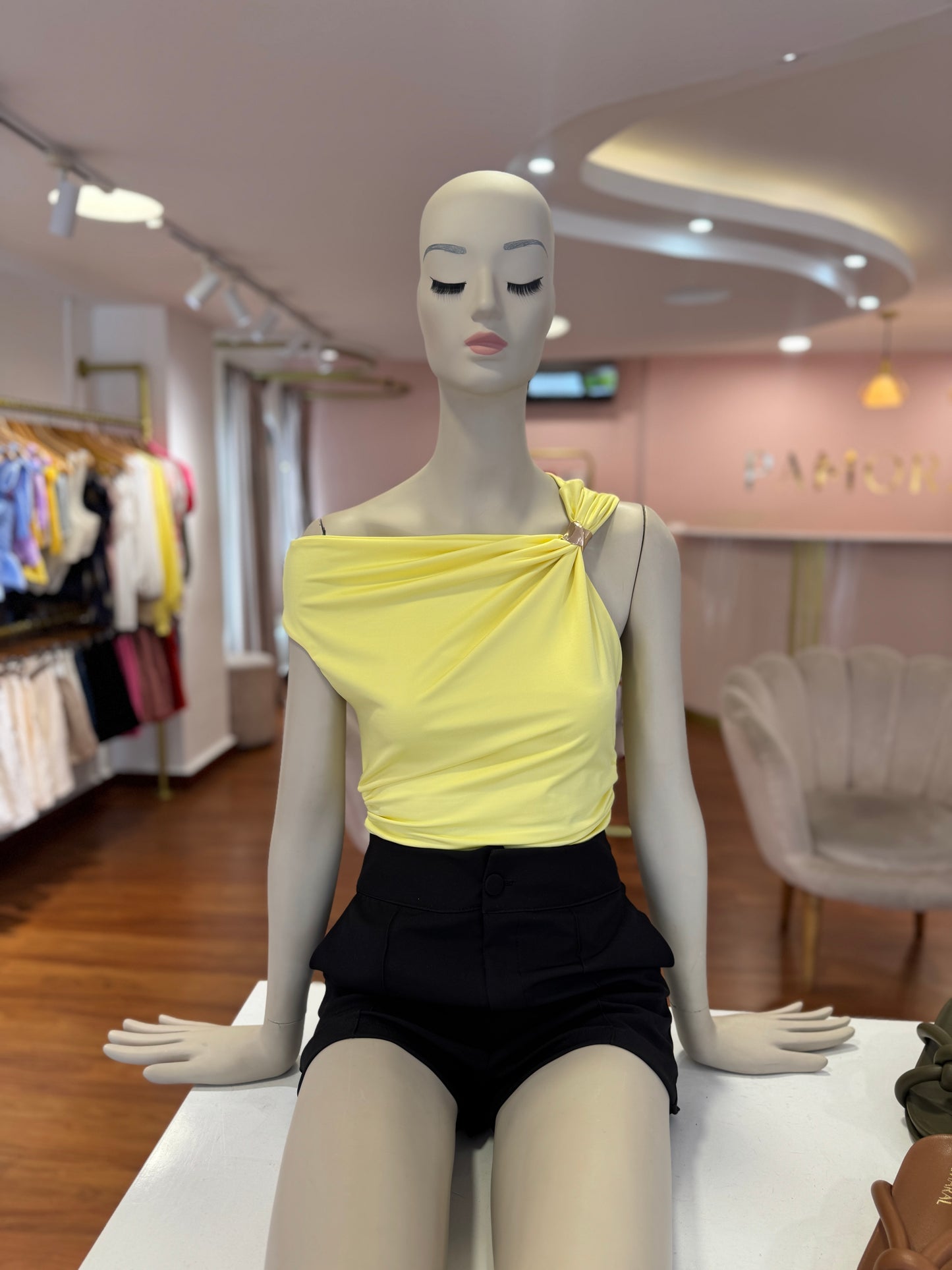 Blusa con broche dorado