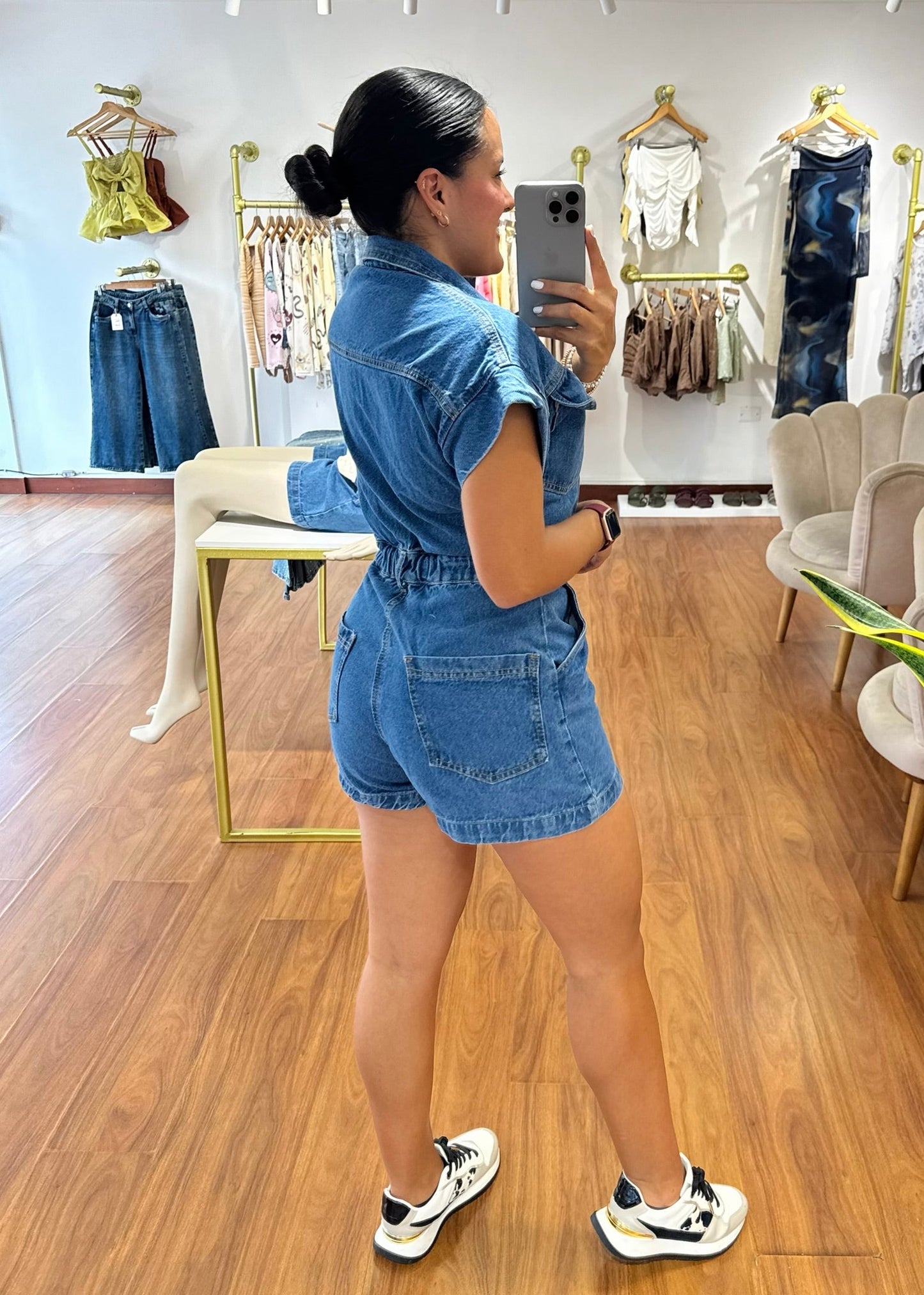 Enterizo denim corto tono medio