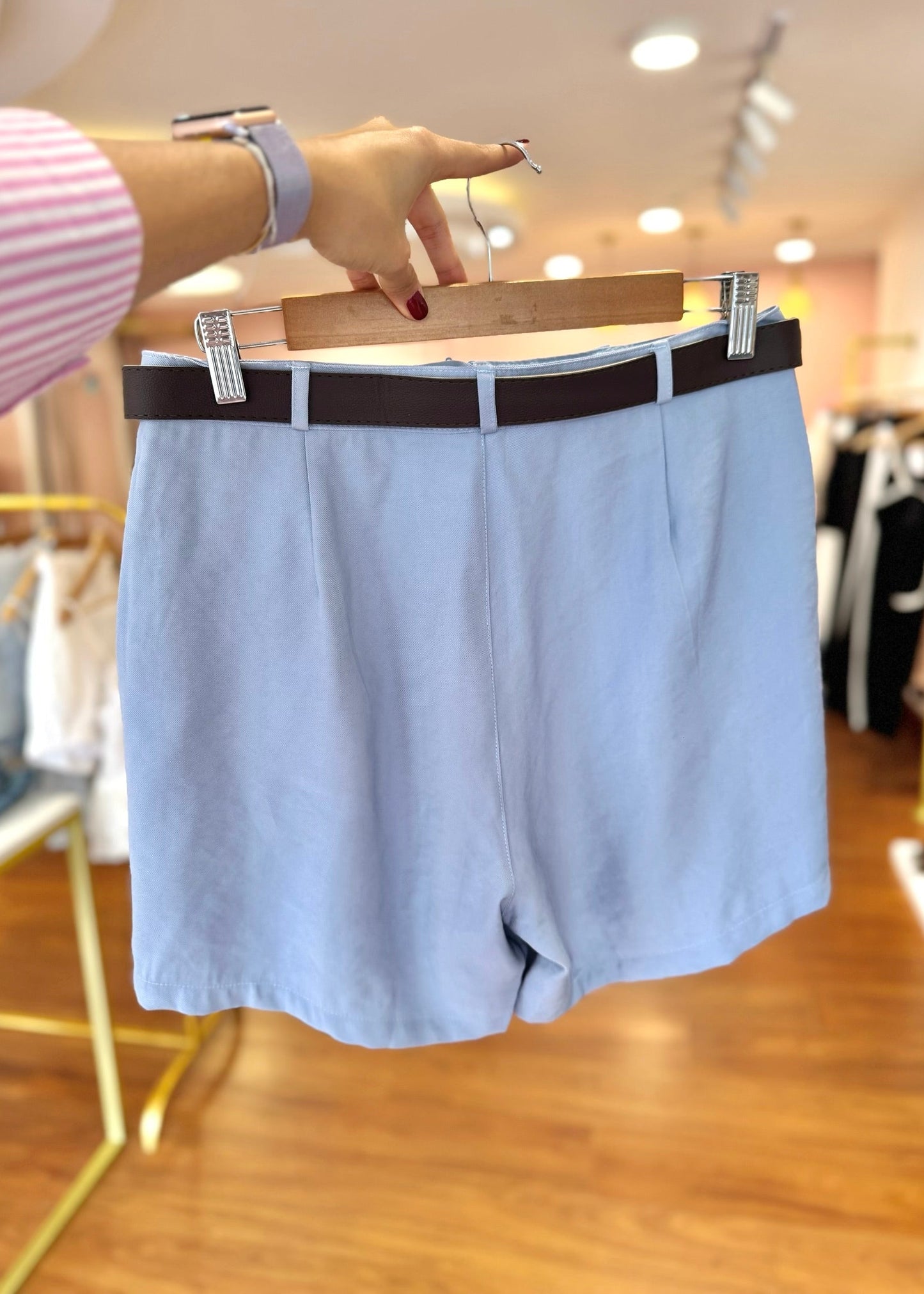 Short con correa marrón