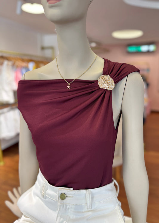 Blusa Marimar con broche vino tinto
