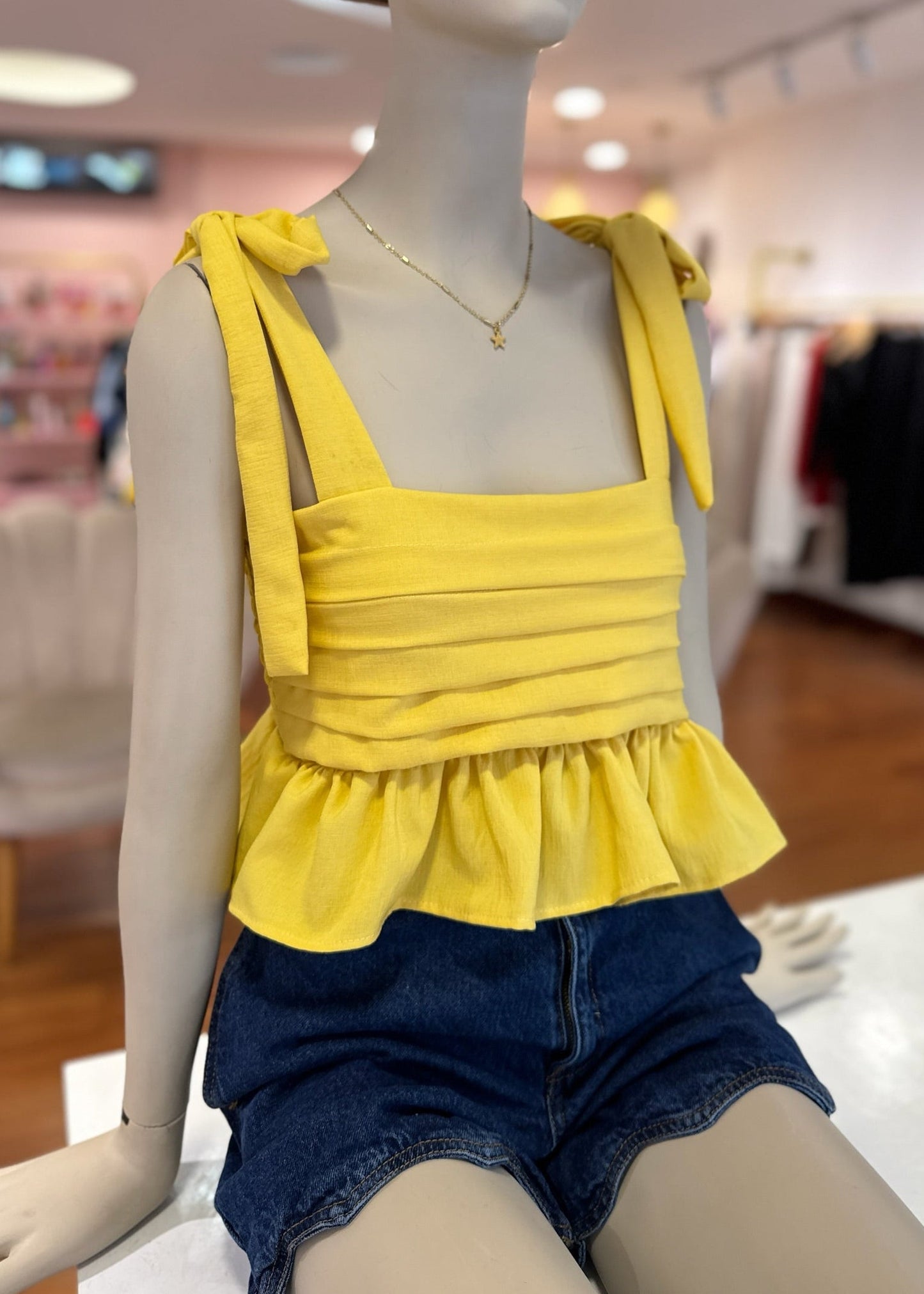 Top plisado amarillo