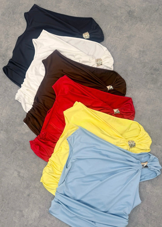 Blusa con broche dorado