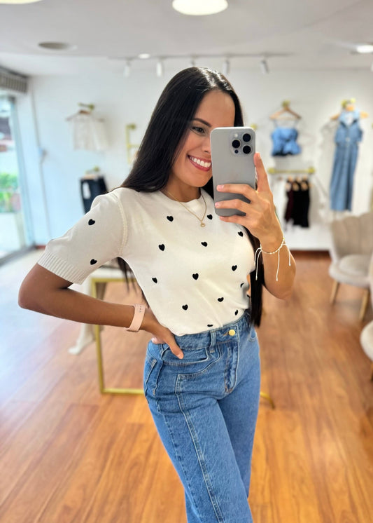 Blusa blanca corazones negros