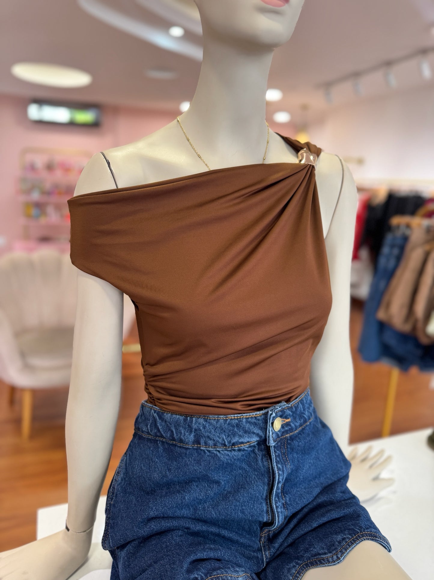 Blusa con broche dorado