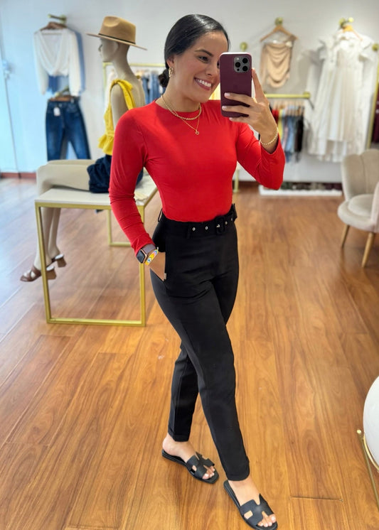 Pantalón con cinturón negro