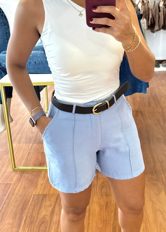 Short con correa marrón