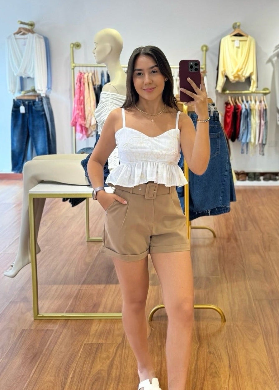 Short con cinturón caqui