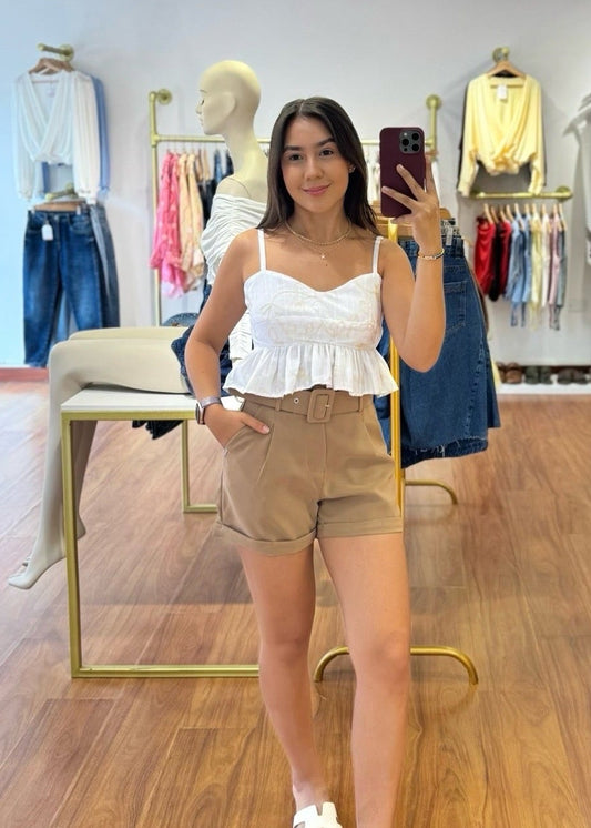 Short con cinturón caqui