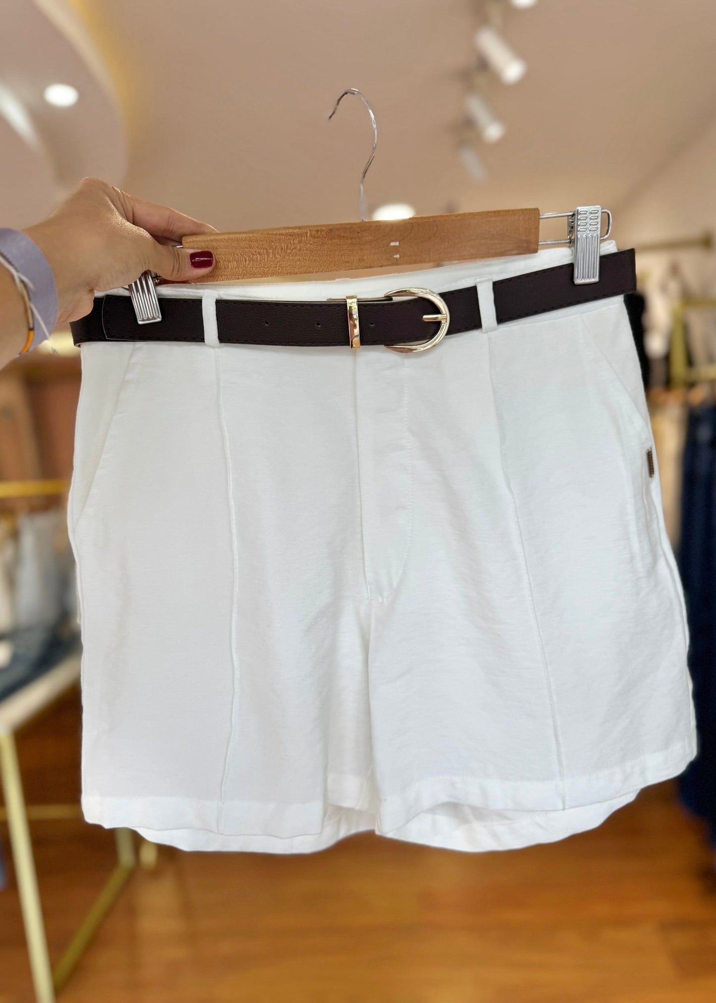 Short con correa marrón